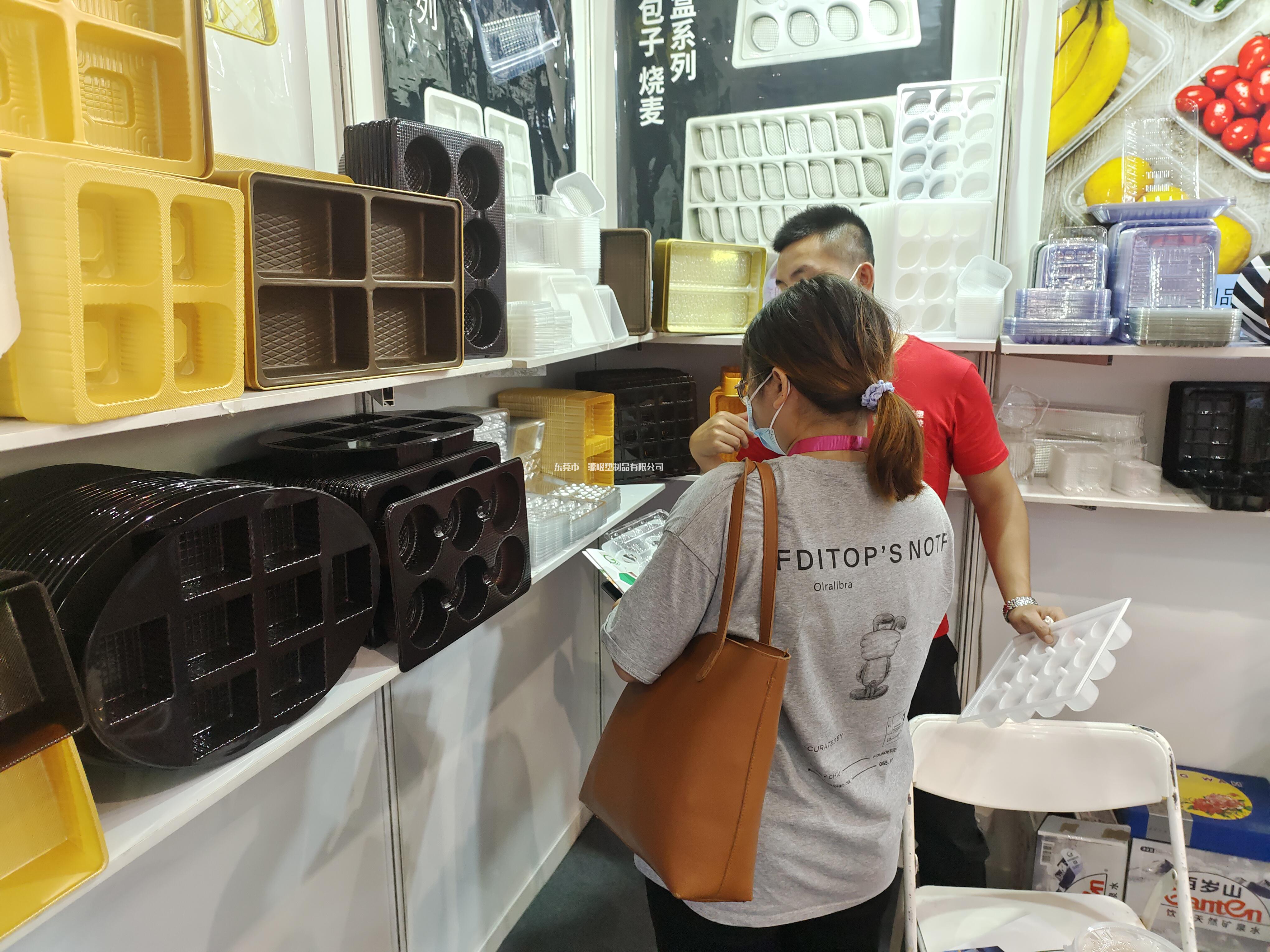 2021中國（guó）食（shí）品品牌創新發展大會暨粵港澳大灣區食品博覽會璟源吸塑展位現場（chǎng）專業采購商谘詢了解