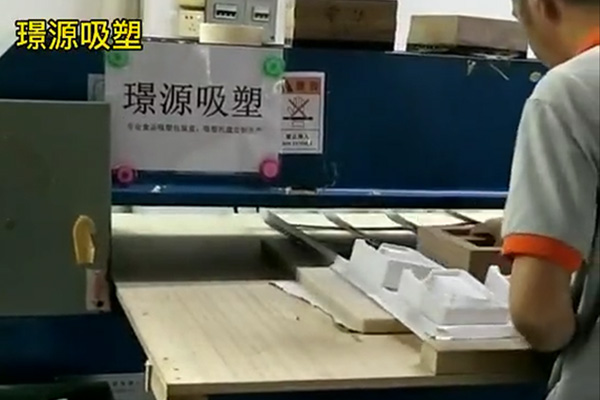 PP白（bái）色額溫槍包裝吸塑（sù）內（nèi）托